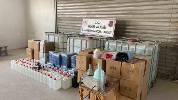 İzmir'de Yılbaşı &Ouml;ncesi B&uuml;y&uuml;k Operasyon: Binlerce Litre Ka&ccedil;ak Alkol Ele Ge&ccedil;irildi