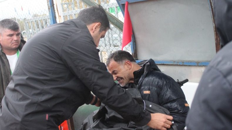 İzmir'de Yürek Isıtan Anlar: Polis Islanan Engelliye Yağmurluğunu Verdi