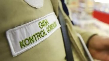 İzmir'deki Zincir Marketten Tarihi Ge&ccedil;miş Gıda &Uuml;r&uuml;nleri Skandalı: 42 Kilogram &Uuml;r&uuml;n İmha Edildi
