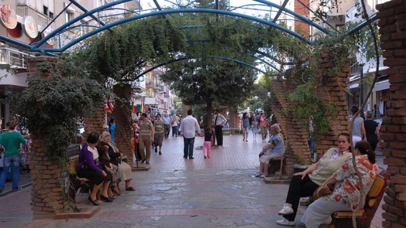 İzmirlilerin Yılbaşı Alışverişi İ&ccedil;in Tercih Ettiği Yer: Uygun Fiyatlar ve Zengin Se&ccedil;enekler