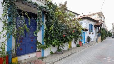 İzmir&rsquo;in İtalya&rsquo;yı Kıskandıran Mahallesi: Tarihi ve Yapısı ile B&uuml;y&uuml;l&uuml;yor!