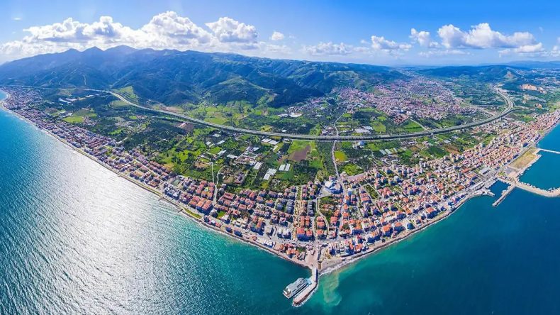 İzmir&rsquo;in Yaz ve Kışın G&ouml;zdesi: Renkler G&uuml;zelbah&ccedil;e'de Canlanıyor