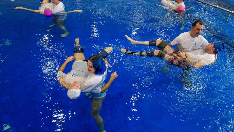 İzmir’de engellilere yönelik su içi terapi etkinliği düzenlendi