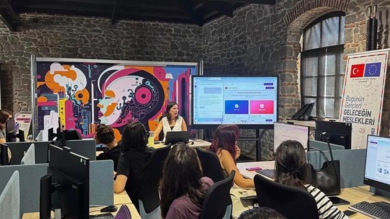 İzmir&rsquo;de Gen&ccedil;ler i&ccedil;in &Uuml;cretsiz At&ouml;lye Fırsatları