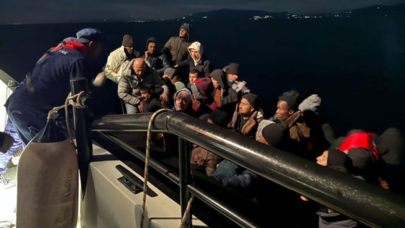 İzmir’de Göçmen Operasyonu: Arızalanan Botta Çok Sayıda Göçmen Kurtarıldı