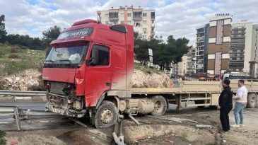 İzmir&rsquo;de Kontrolden &Ccedil;ıkan Tır Paniğe Sebep Oldu: Bariyerleri Aşarak Karşı Şeride Ge&ccedil;ti