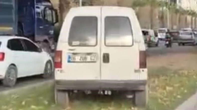 İzmir&rsquo;de Orta Ref&uuml;j&uuml; Kullanan S&uuml;r&uuml;c&uuml;ye Ceza Yağdı: Ehliyetine 2 Ay El Konuldu