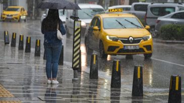 İzmir&rsquo;de Sağanak Yağış Etkisini Artırıyor: İl&ccedil;e İl&ccedil;e Hava Durumu