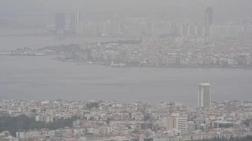 İzmir&rsquo;de Sis Alarmı: G&ouml;r&uuml;ş Mesafesi 50 Metreye D&uuml;şt&uuml;