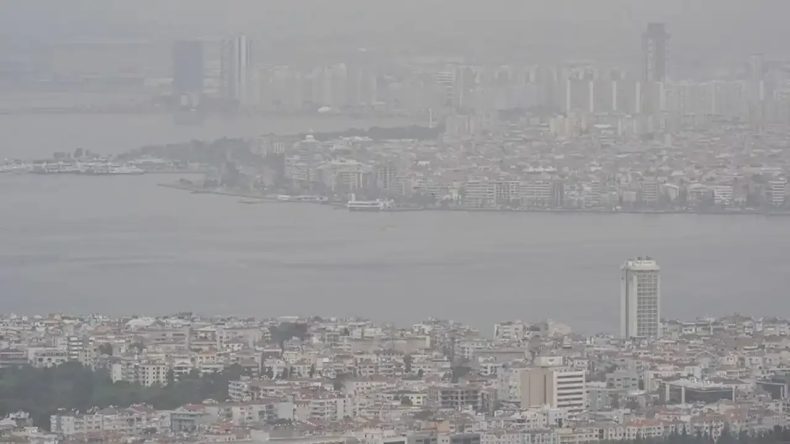 İzmir&rsquo;de Sis Alarmı: G&ouml;r&uuml;ş Mesafesi 50 Metreye D&uuml;şt&uuml;