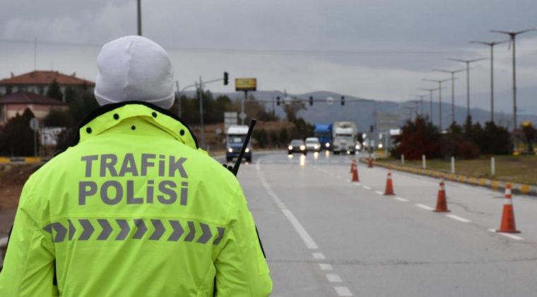 İzmir’de Yol Üzerinde Araç Yangını: Trafik Tıkanıklığı Yaşanıyor