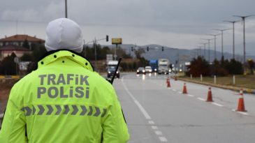 İzmir&rsquo;deki Bu Cadde Trafiğe Kapandı: Yolda Yağlanmalar Tespit Edildi, Kumlama &Ccedil;alışmaları Devam Ediyor