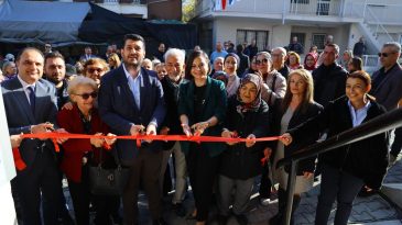 Karabağlar&rsquo;da Aynı G&uuml;nde İki Farklı A&ccedil;ılış: İleri Yaş Akademileri Hizmete Girdi