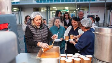 Karşıyaka&rsquo;da Kış D&ouml;neminde &Ccedil;orba İkramı Başladı