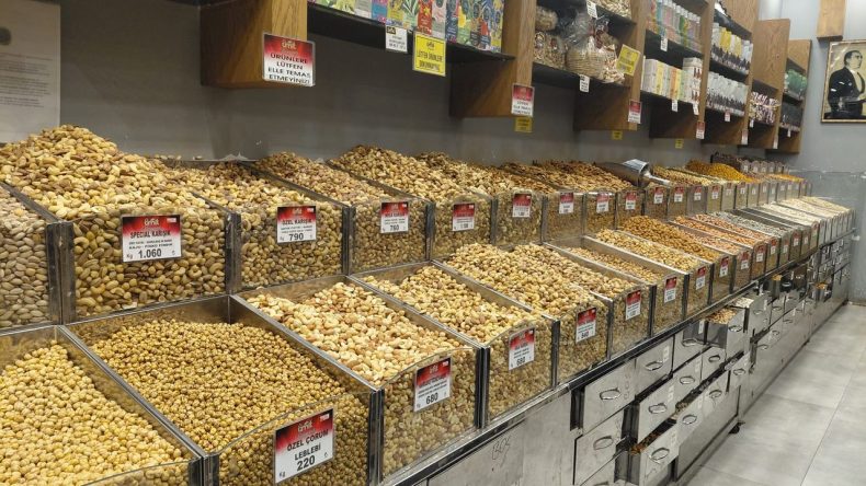 Kemeraltı&rsquo;nda Yılbaşı Sessizliği: Kuruyemiş Alışverişi Y&uuml;zde 30 Azaldı!