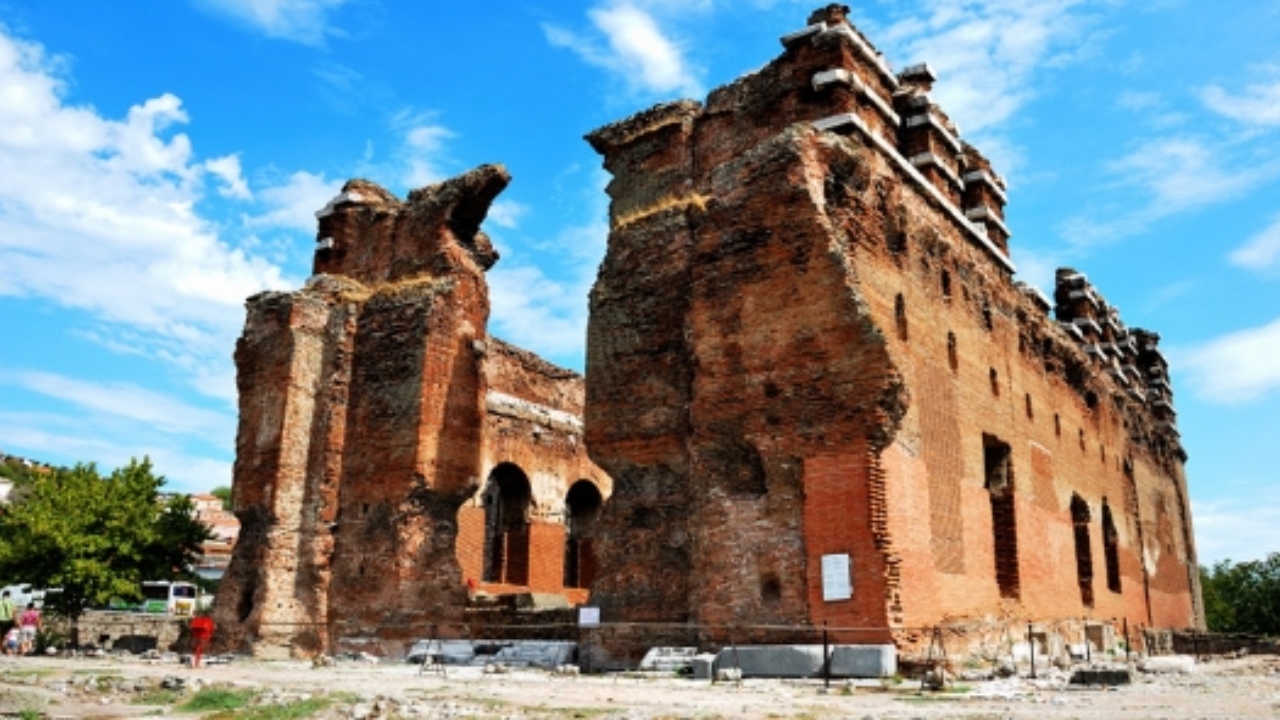 İzmir’in en büyük ilçesi tarihi ve doğasıyla büyülüyor