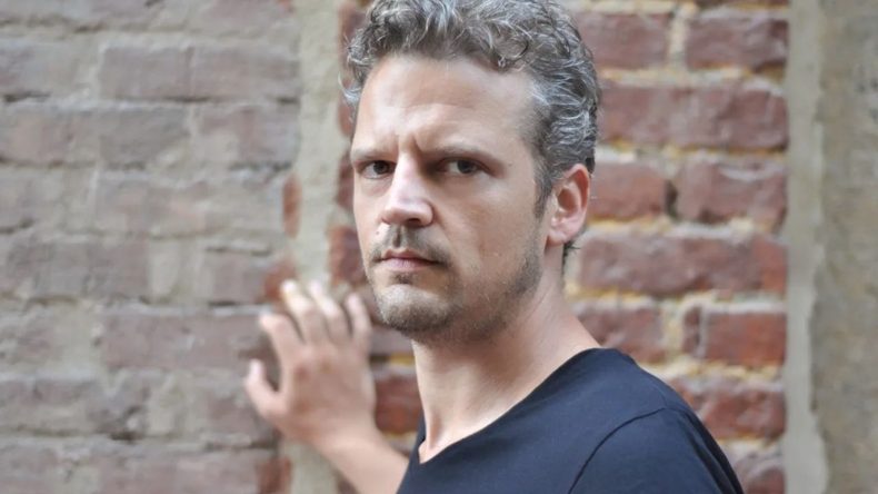 Kurye Kılığına Girmiş Saldırgan: &Uuml;nl&uuml; Y&ouml;netmen Evinde Silahlı Saldırıya Uğradı!