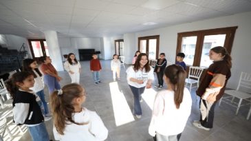 Menderes&rsquo;te &Ccedil;ocuklara Tiyatro Eğitimi