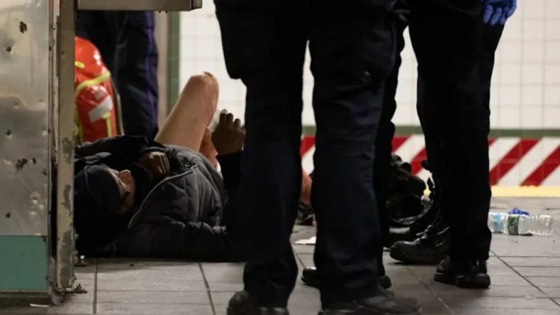 Metroda Şok Edici İhmal: Uyuyan Adamı Ateşe Verdi