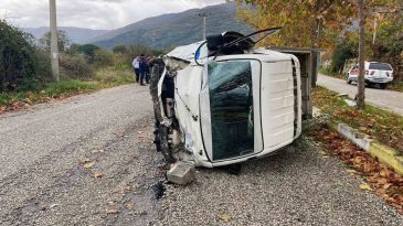 &Ouml;demiş'te Trakt&ouml;re &Ccedil;arpmamak İ&ccedil;in Manevra Yapan Kamyonet Devrildi