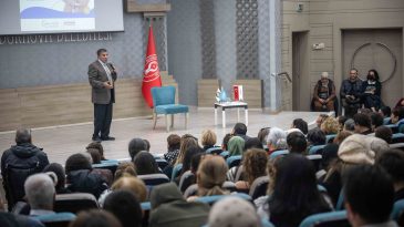 Prof. Dr. &Uuml;st&uuml;n D&ouml;kmen Bornova&rsquo;da: İletişimin Temeli, Karşılıklı Anlayış!