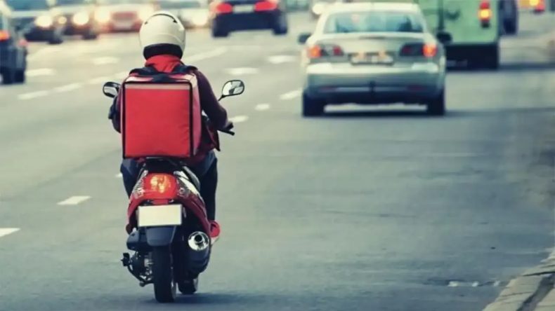 Puan D&uuml;şerse İş Gidiyor: Kuryeler Trafikte &Ouml;l&uuml;mle Yarışıyor