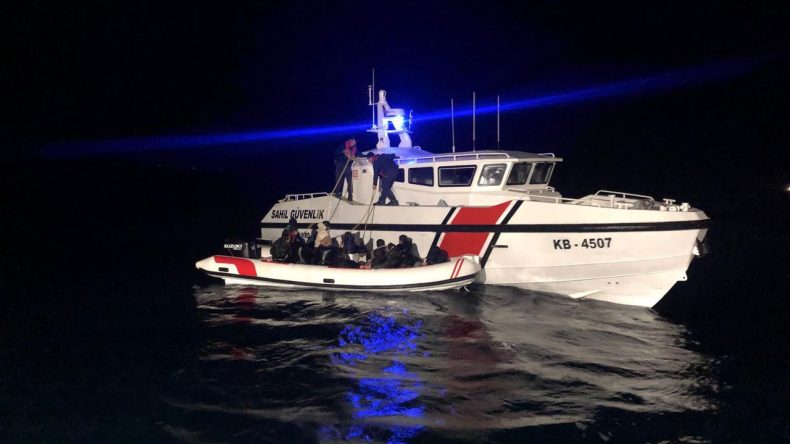 Sahil G&uuml;venlik İzmir'de Harekete Ge&ccedil;ti: 99 D&uuml;zensiz G&ouml;&ccedil;men Kurtarıldı!