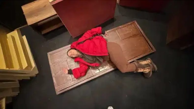 Sahnede Korkutan Kaza: Aslı Bekiroğlu'nun Kafasına Kapı D&uuml;şt&uuml;!