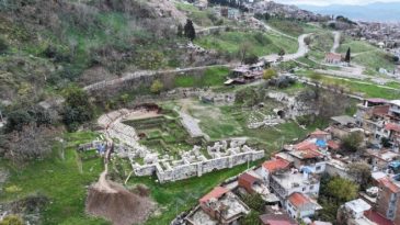 Smyrna Tiyatrosu G&uuml;n Y&uuml;z&uuml;ne &Ccedil;ıkıyor