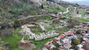 Smyrna Tiyatrosu G&uuml;n Y&uuml;z&uuml;ne &Ccedil;ıkıyor