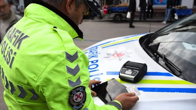 Sosyal Medya Paylaşımlarıyla Ortaya &Ccedil;ıkan Olay: İzmir'de Tehlikeli S&uuml;r&uuml;c&uuml;ye İdari Ceza!