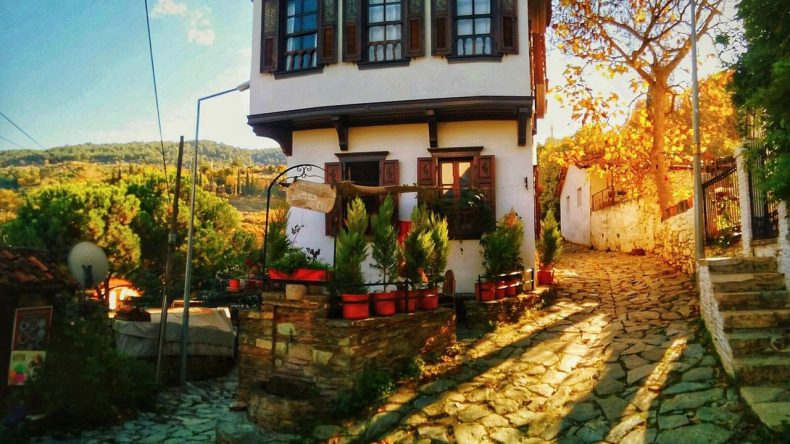 T&uuml;rkiye'de Eşi Benzeri Olmayan Minyat&uuml;r K&ouml;y: İzmir