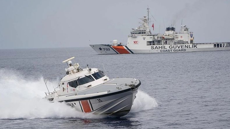 Urla'da D&uuml;zensiz G&ouml;&ccedil; Operasyonu: 14'&uuml; &Ccedil;ocuk 39 D&uuml;zensiz G&ouml;&ccedil;men Yakalandı