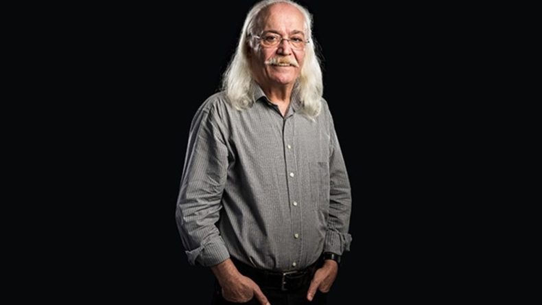 &Uuml;nl&uuml; sanat&ccedil;ı Cahit Berkay kaza ge&ccedil;irdi: Aracı restorana daldı!