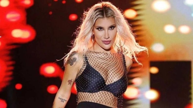 &Uuml;nl&uuml; Şarkıcı İlk Kez Ev Sahibi Oldu: Evlilik Tarihini de Duyurdu!