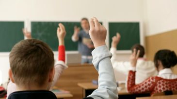 Veli-Der İzmir&rsquo;den Liyakat Eleştirisi: Okullarda Din K&uuml;lt&uuml;r&uuml; &Ouml;ğretmeni Kalmadı Hepsi İdareci Oldu