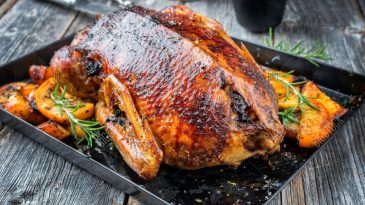 Yılbaşı sofralarının vazge&ccedil;ilmezi: Kıvamında yumuşak fırında hindi tarifi