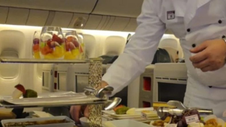 Yolcuların Arasına Girdi: THY Uçağında Şeften Çorba Tarifi!