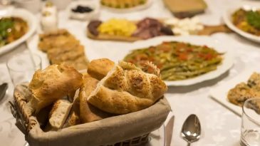 2026&rsquo;nın İlk Akşam Yemeği: İzmirlilerin Vazge&ccedil;emediği Damak &Ccedil;atlatan Lezzet