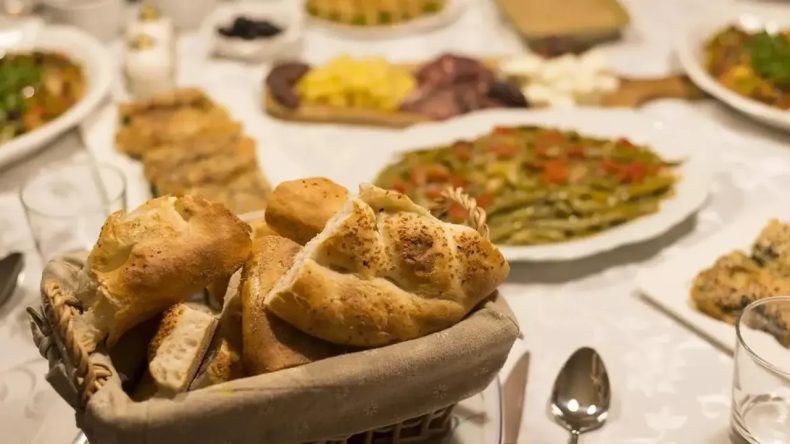 2026&rsquo;nın İlk Akşam Yemeği: İzmirlilerin Vazge&ccedil;emediği Damak &Ccedil;atlatan Lezzet