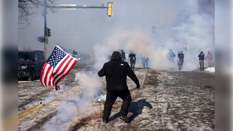 ABD&rsquo;de Sokaklar Karıştı: Soruşturma Talebi
