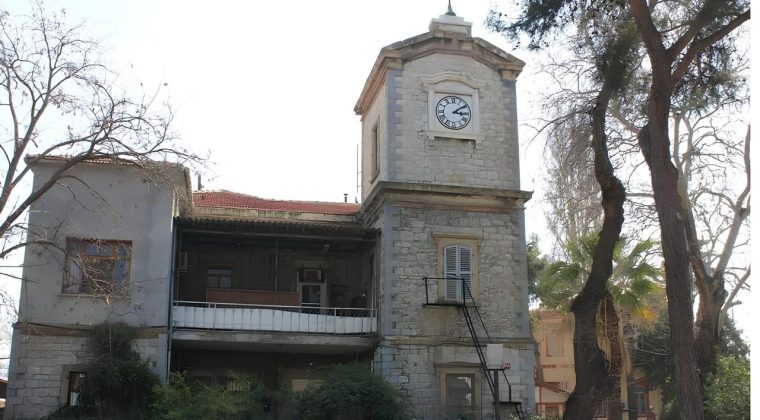 Alsancak Garı Saat Kulesi Nerede ve Hikayesi Nedir? Alsancak Garı&rsquo;nın Gizli Hazinesi Zamana Meydan Okuyor!