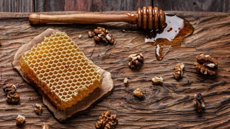 Bal Rekoltesinde Y&uuml;zde 50'lik D&uuml;ş&uuml;ş: Baharı G&ouml;rmezsek Arı da Kalmaz!