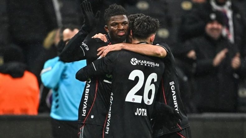 Beşiktaş'tan zorlu m&uuml;cadele: &Uuml;&ccedil; puanı kurtardı