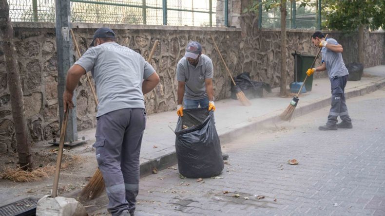 Bornova’da Temizlik Çalışmaları Aralıksız Devam Ediyor