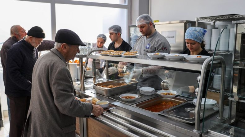 Buca'da Anlamlı Dayanışma: Askıda Yemek Uygulaması Genişliyor!