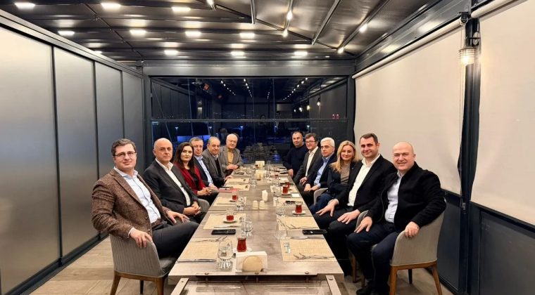 CHP İzmir&rsquo;de Beklenen Buluşma Ger&ccedil;ekleşti: Milletvekilleri Bir Araya Geldi!