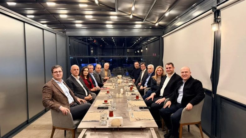 CHP İzmir&rsquo;de Beklenen Buluşma Ger&ccedil;ekleşti: Milletvekilleri Bir Araya Geldi!