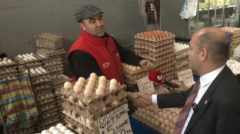 CHP'li Karabat'tan İzmir'de Esnaf Ziyareti: H&uuml;k&uuml;met İtibardan Tasarruf Olmaz Diyor, Vatandaş Sofradan Tasarruf Yapıyor