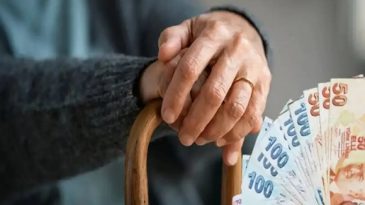 Emekliler İzmir&rsquo;de Sokağa &Ccedil;ıktı: S&uuml;resiz Oturma Eylemi İl&ccedil;e İl&ccedil;e Başlıyor